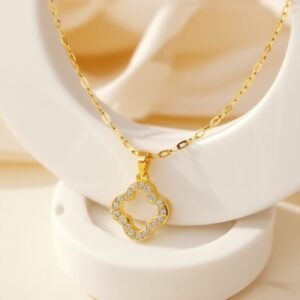 Clover Pendant necklace gold