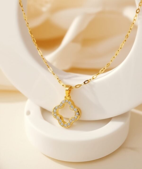 Clover Pendant necklace gold