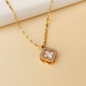 Clover Pendant necklace gold