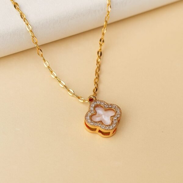 Clover Pendant necklace gold