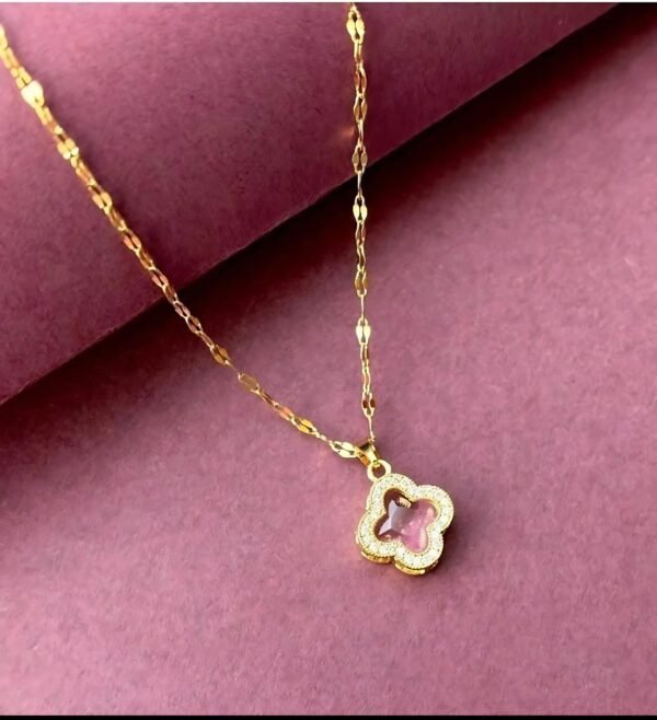 Clover Pendant necklace gold