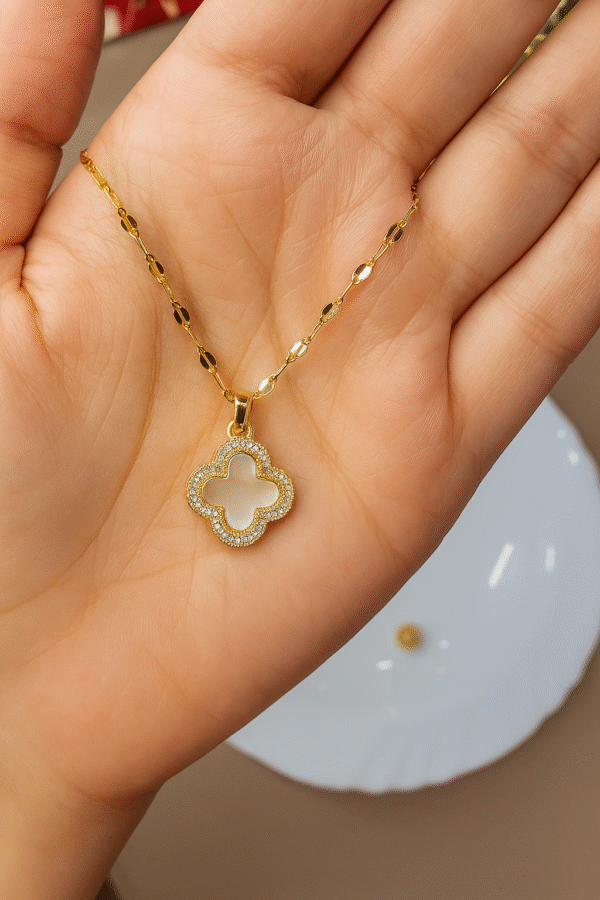18k gold plated clover shape pendant for women